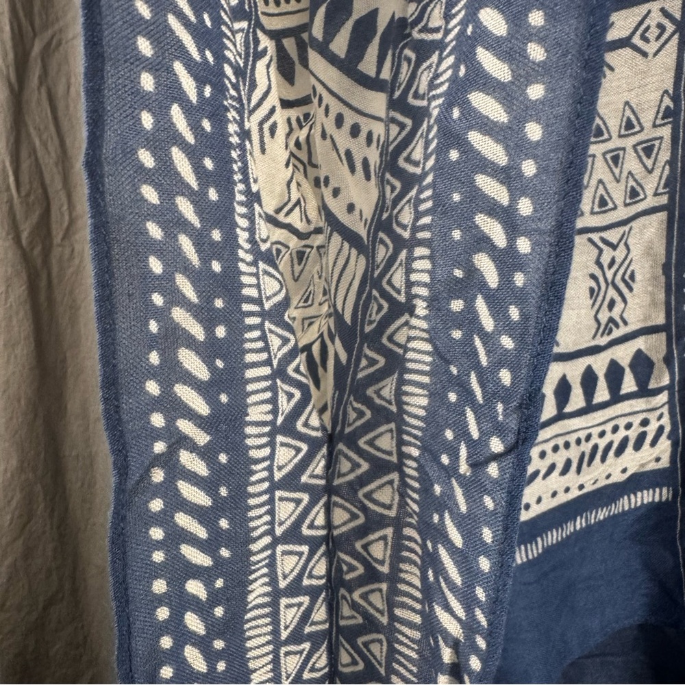 Blue and White Patterned Short Kimono Lightweight - Picture 2 of 5